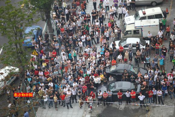 Ů�Ӹ�¥�������� Χ���߶¾Ȼ�����һ������