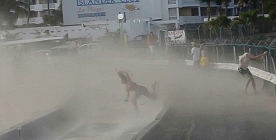 ���Ů�ӽ�ɻ���������ͷ�� ���׼���Զ(��ͼ)